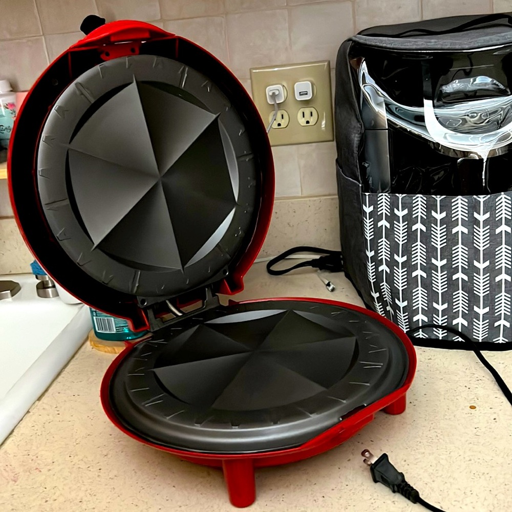 Kitchen Living 8-Inch Electric Quesadilla Maker with Extra Stuffing Latch, Red